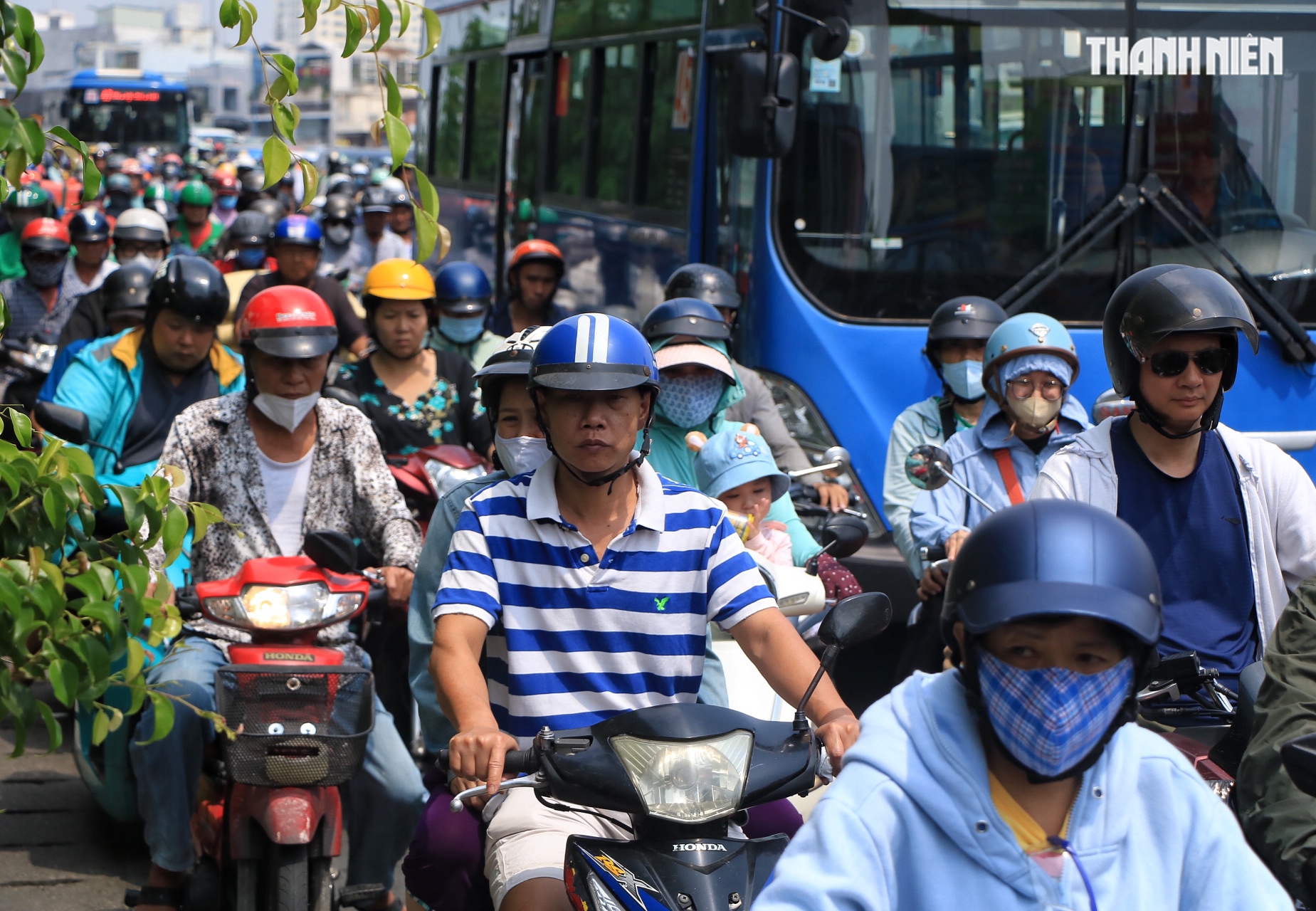 Tối 27 tết: Nhiều tuyến đường TP.HCM ngày thường thông thoáng, nay ùn ùn xe - Ảnh 3.