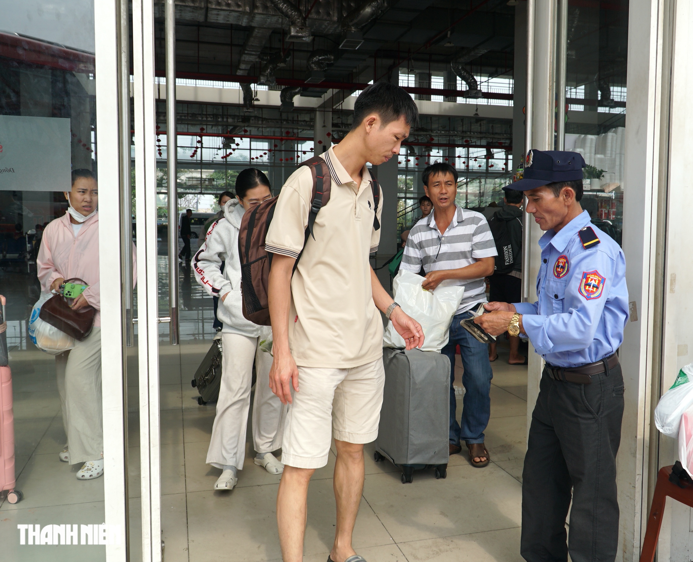 Sáng 27 tết, người dân tiếp tục đổ về bến xe Miền Đông mới để về quê - Ảnh 5.