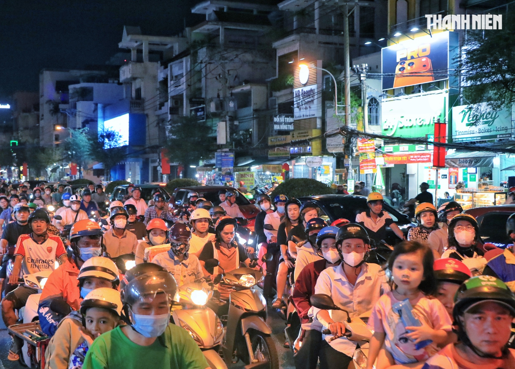 Tối 27 tết: Nhiều tuyến đường TP.HCM ngày thường thông thoáng, nay ùn ùn xe - Ảnh 7.