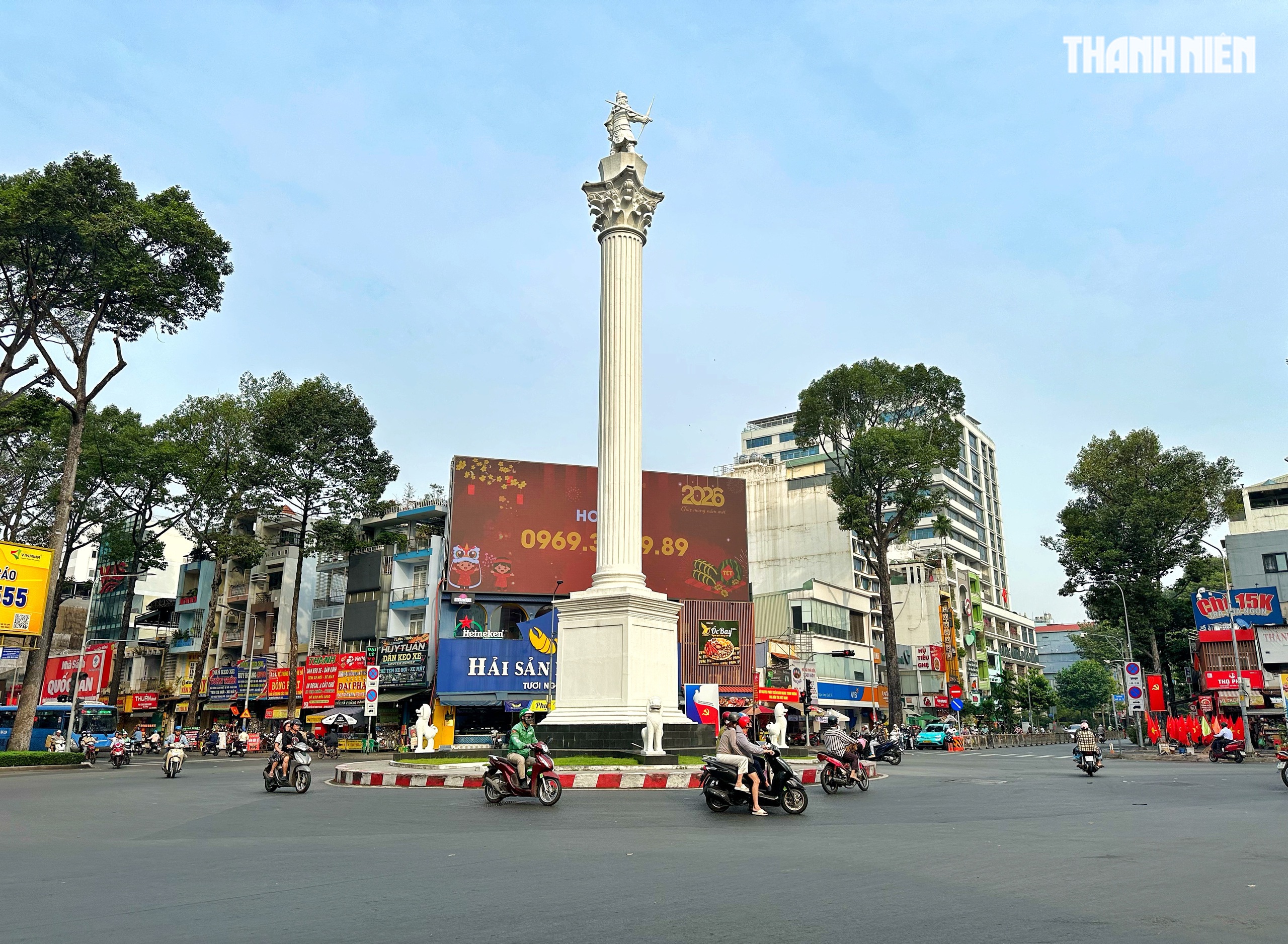 Ngày đầu nghỉ tết Bính Ngọ: Bất ngờ đường phố trung tâm TP.HCM sáng 27 tháng chạp - Ảnh 4.