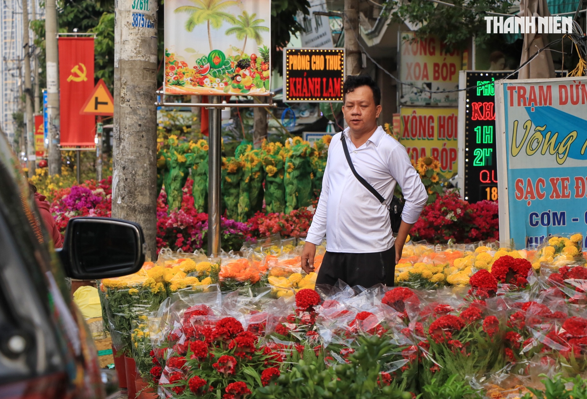 27 tết: Hoa c&uacute;c chất đống nằm la liệt ở TP.HCM, người b&aacute;n n&oacute;i c&acirc;u nghẹn l&ograve;ng  - Ảnh 8.