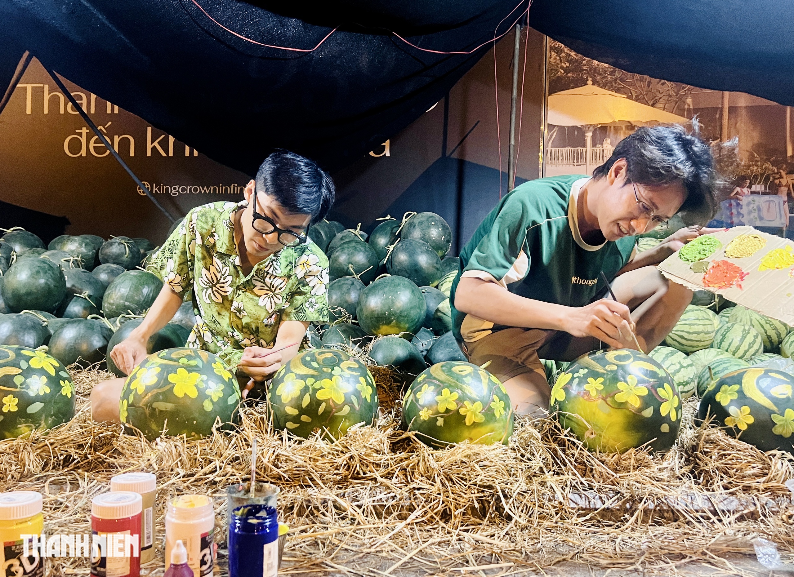 Kiếm tiền ti&ecirc;u tết b&ecirc;n vựa dưa hấu: Họa sĩ trẻ tiết lộ thu nhập - Ảnh 1.