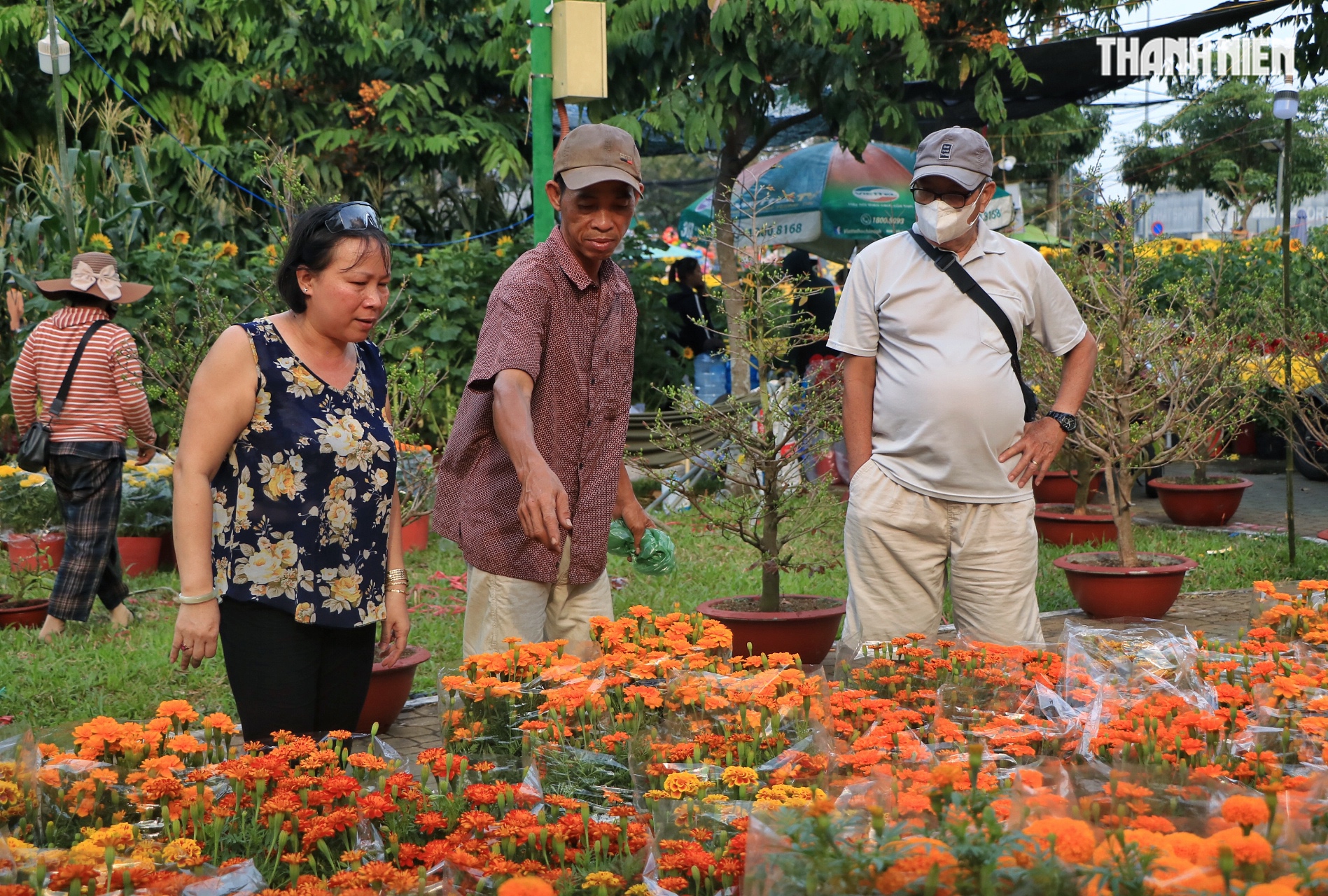 Chiều 27 tết, chợ hoa tết TP.HCM người b&aacute;n cười tươi: 'Sắp hết! Sắp về nh&agrave; rồi!' - Ảnh 6.