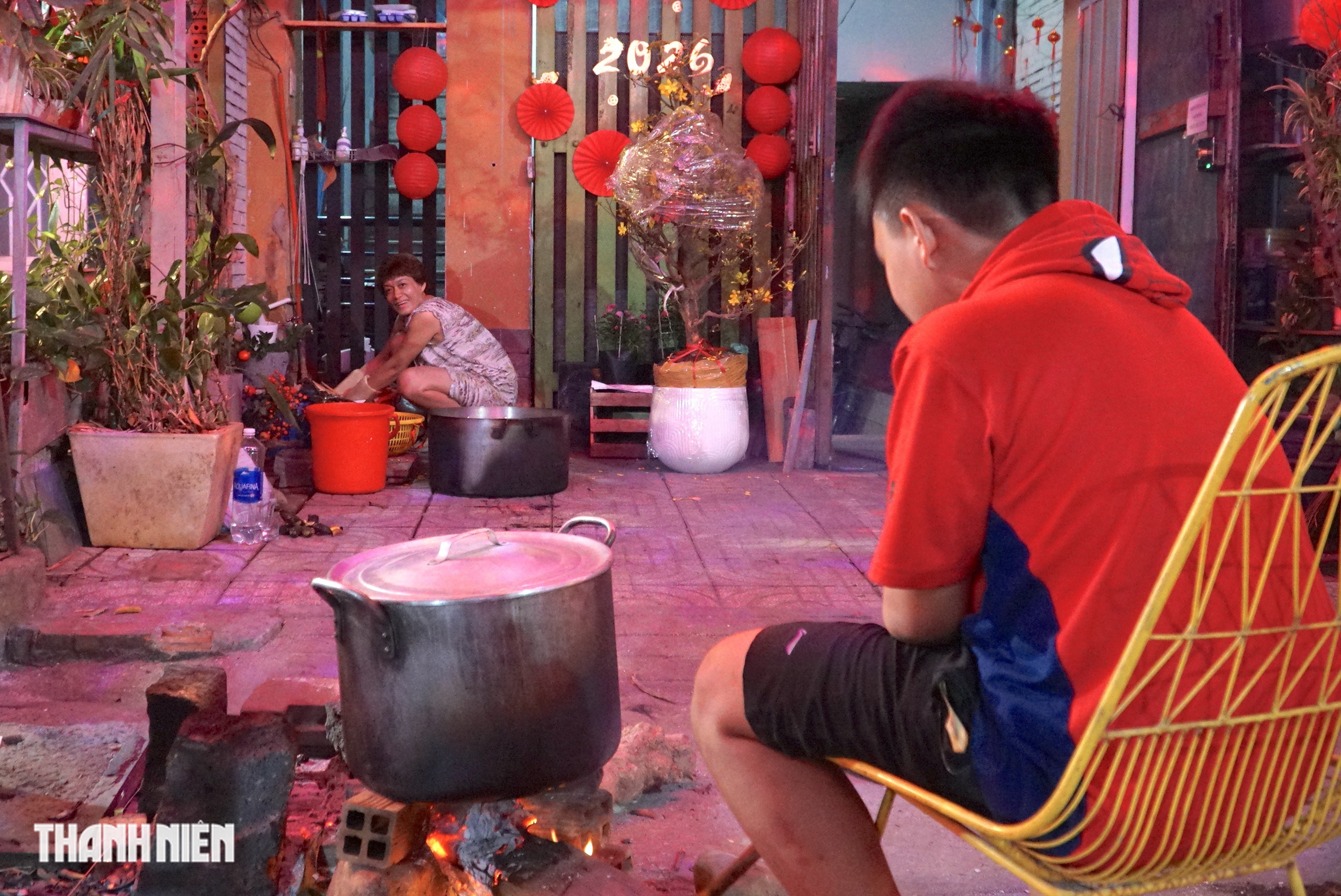 Hẻm S&agrave;i G&ograve;n đỏ lửa xuy&ecirc;n đ&ecirc;m: Người d&acirc;n thức trắng nấu b&aacute;nh t&eacute;t, b&aacute;nh chưng đ&oacute;n tết - Ảnh 4.