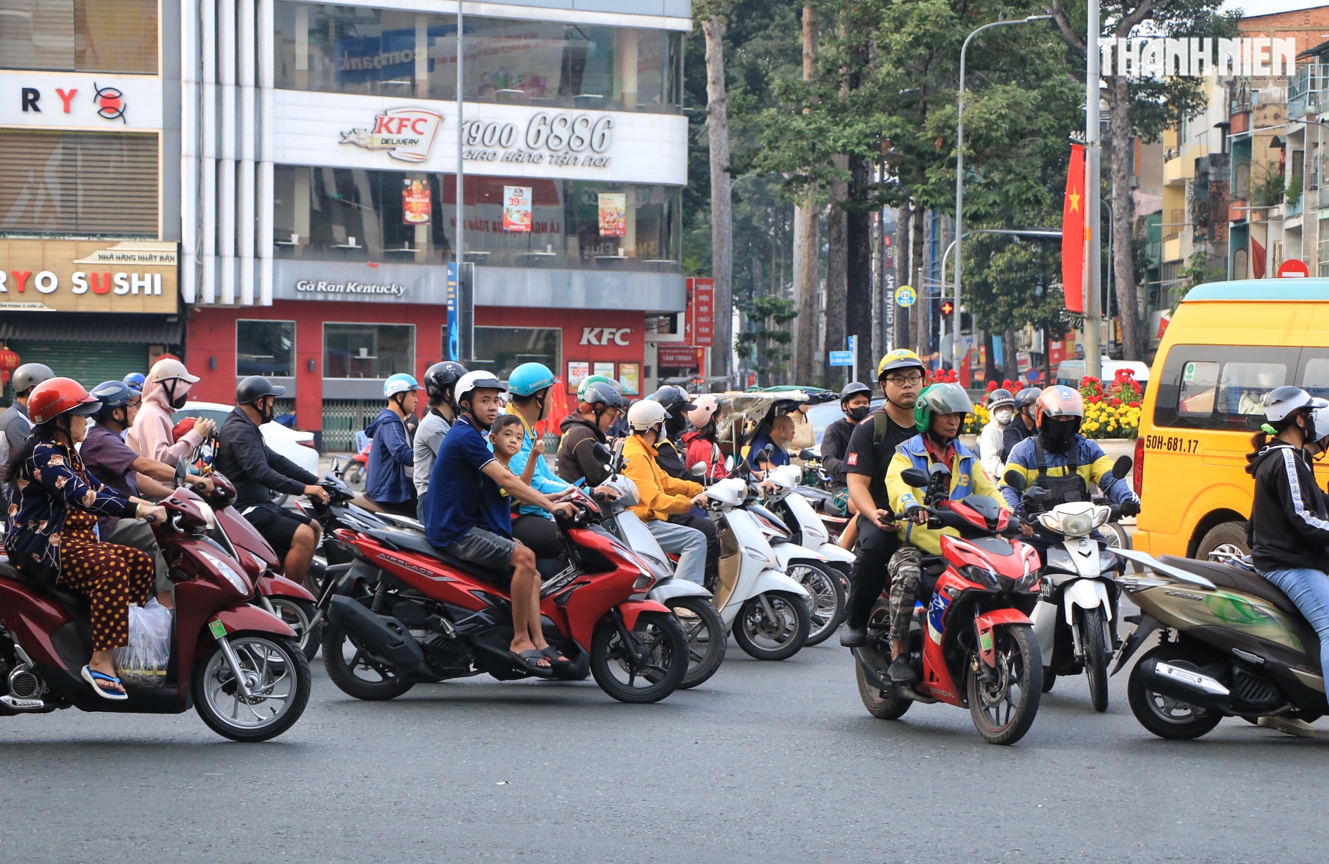 Ngày đầu nghỉ tết Bính Ngọ: Bất ngờ đường phố trung tâm TP.HCM sáng 27 tháng chạp - Ảnh 14.