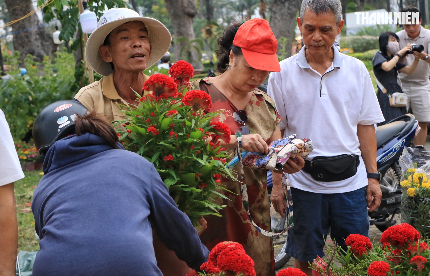 Chiều 27 tết, chợ hoa tết TP.HCM người b&aacute;n cười tươi: 'Sắp hết! Sắp về nh&agrave; rồi!' - Ảnh 1.