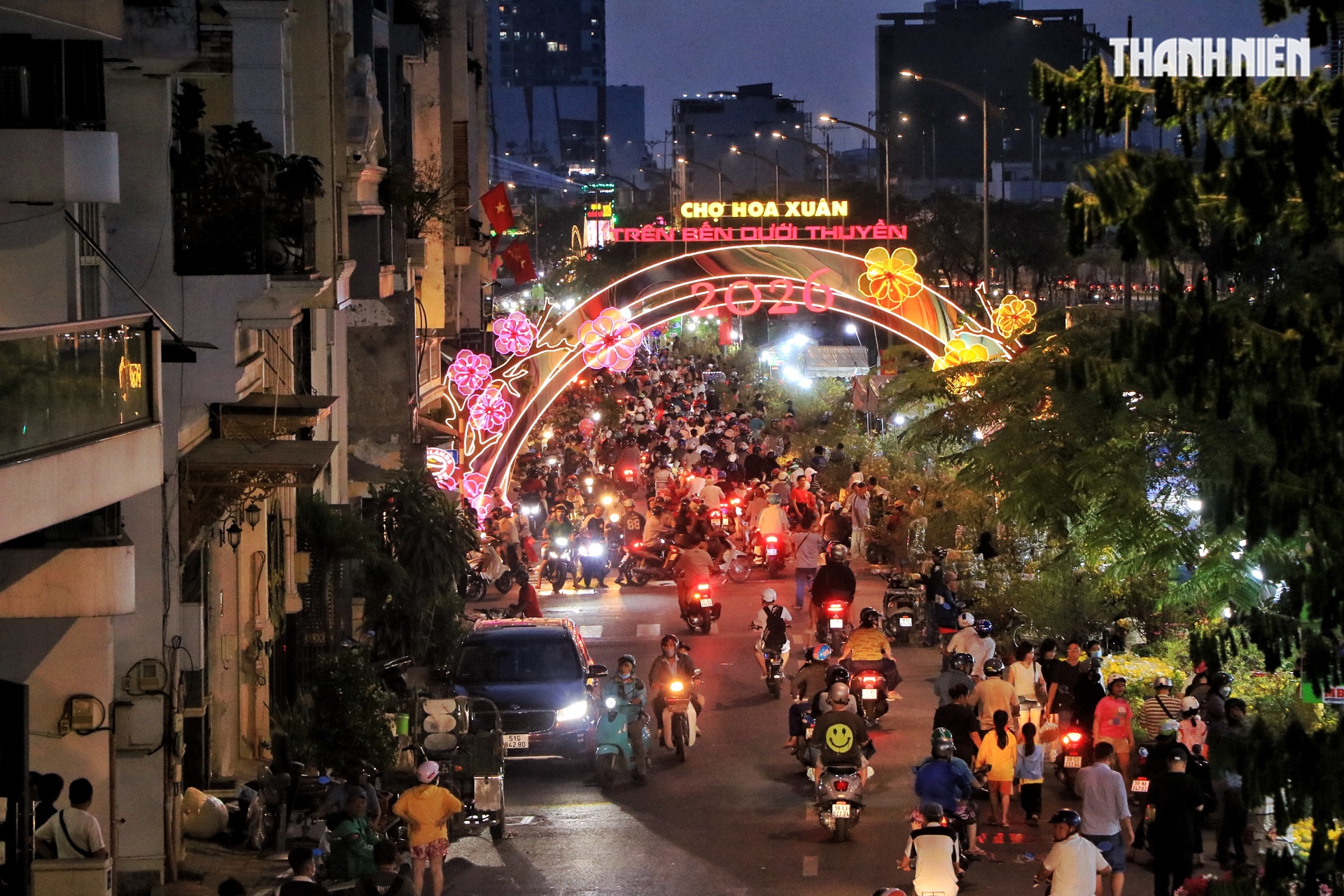 Tối 27 tết: Nhiều tuyến đường TP.HCM ngày thường thông thoáng, nay ùn ùn xe - Ảnh 6.
