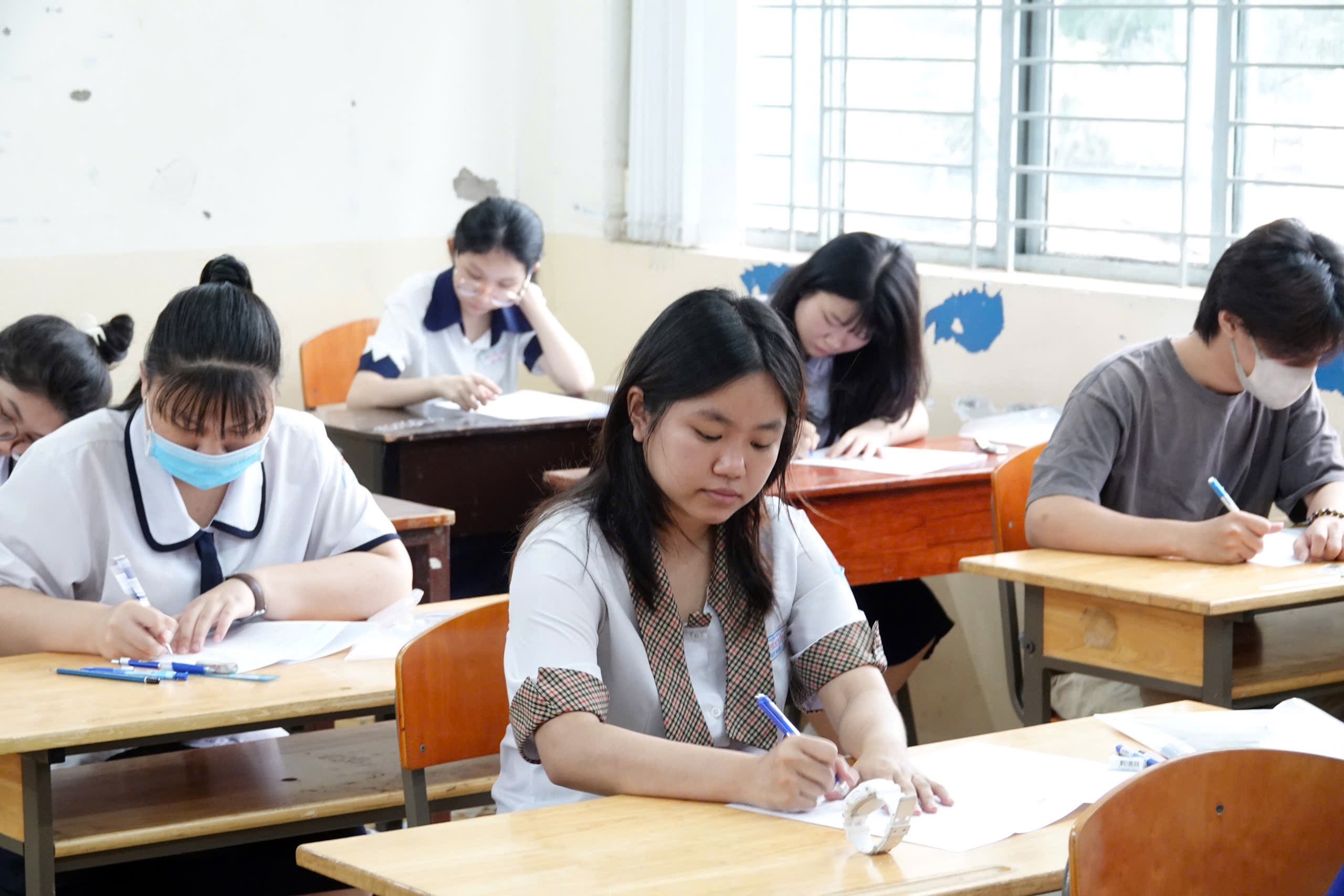 Tuyển sinh ĐH 2026: Điểm sàn xét tuyển vào sư phạm, sức khỏe cao hơn? - Ảnh 2.