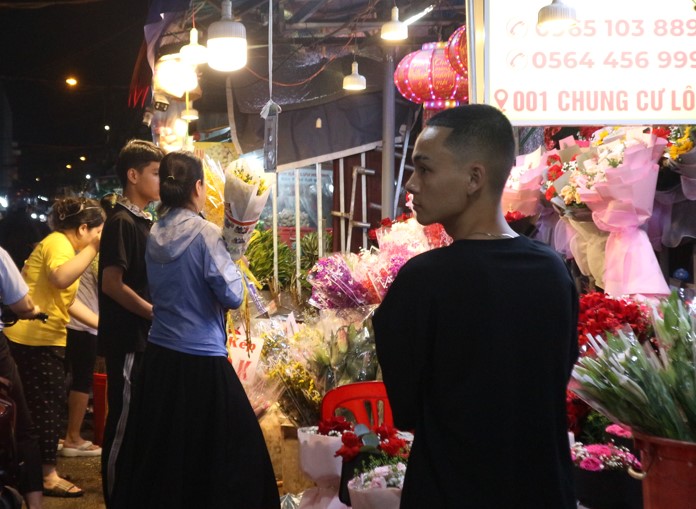 Valentine rơi đúng dịp tết, 'tặng em hoa cúc, vạn thọ chưng tết' lên ngôi - Ảnh 2.