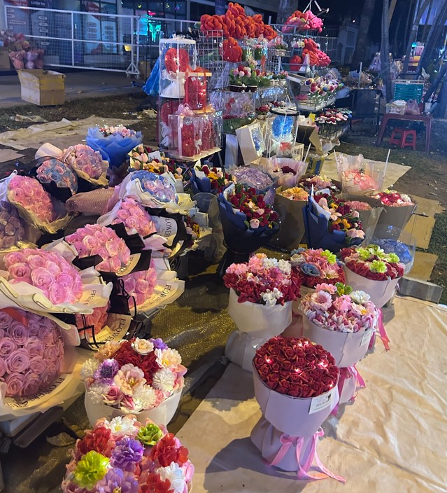 Valentine rơi đúng dịp tết, 'tặng em hoa cúc, vạn thọ chưng tết' lên ngôi - Ảnh 4.