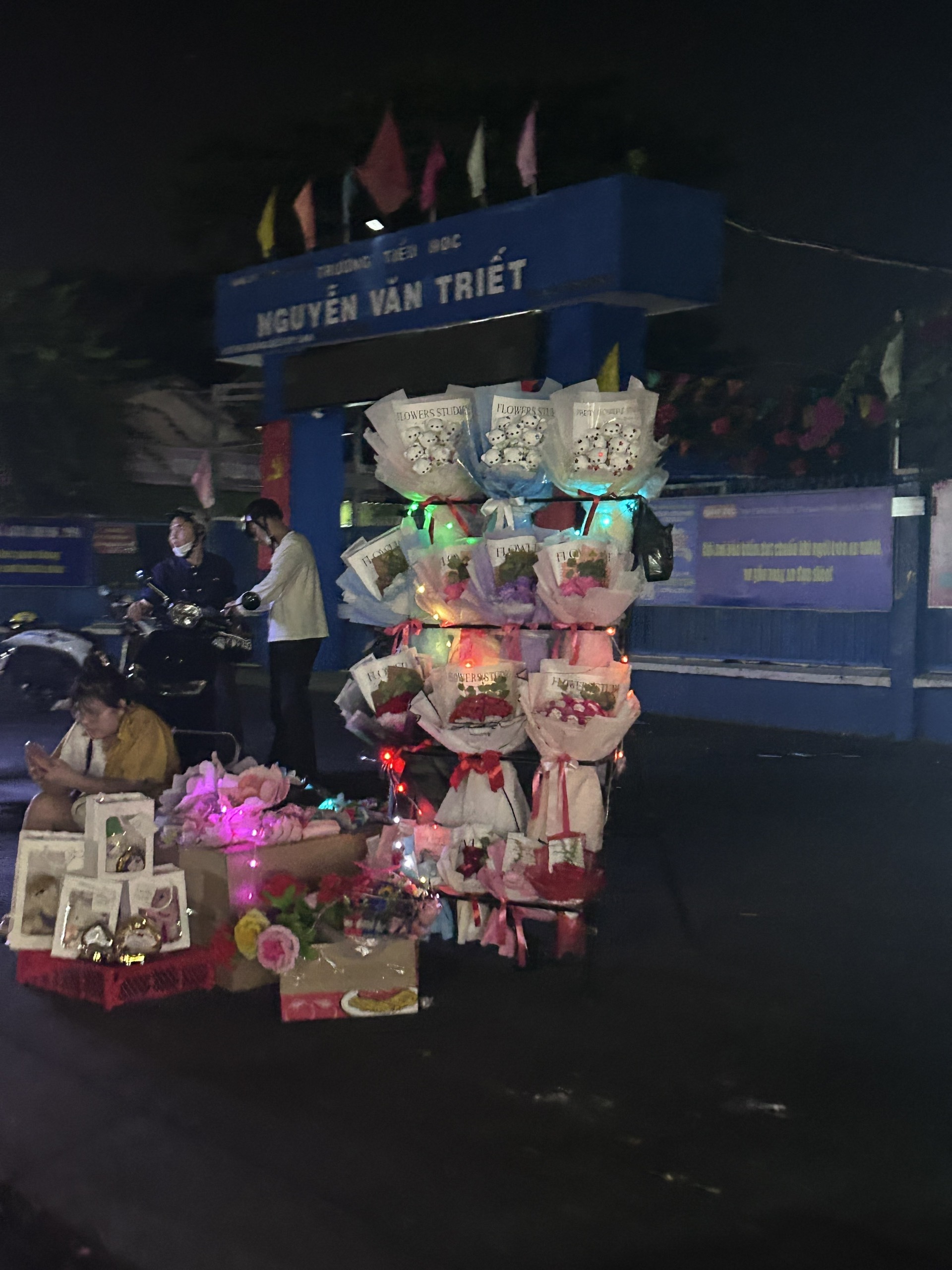 Valentine rơi đúng dịp tết, 'tặng em hoa cúc, vạn thọ chưng tết' lên ngôi - Ảnh 5.