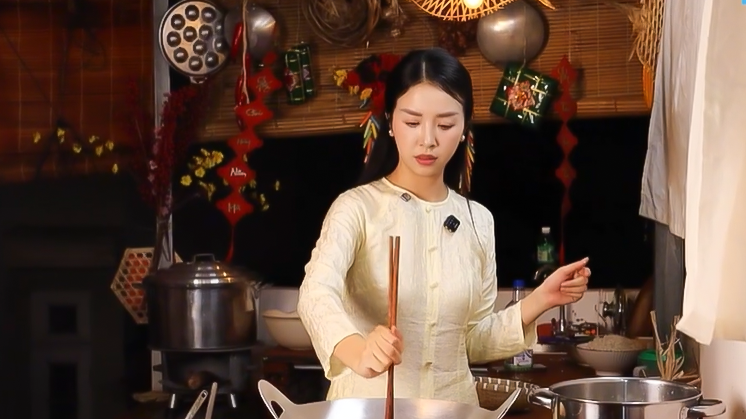 Thăm khu vườn 'tr&ecirc;n m&acirc;y' v&agrave; nấu b&aacute;nh t&eacute;t c&ugrave;ng &Aacute; hậu Th&uacute;y An - Ảnh 1.