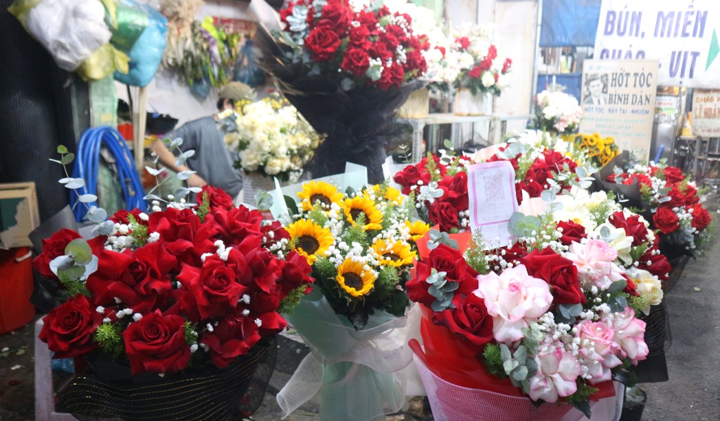 Valentine rơi đúng dịp tết, 'tặng em hoa cúc, vạn thọ chưng tết' lên ngôi - Ảnh 6.