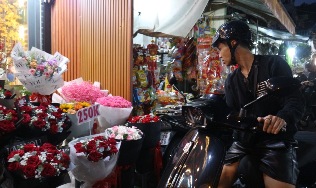 Valentine rơi đúng dịp tết, 'tặng em hoa cúc, vạn thọ chưng tết' lên ngôi - Ảnh 8.