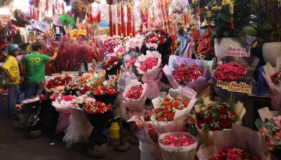 Valentine rơi đúng dịp tết, 'tặng em hoa cúc, vạn thọ chưng tết' lên ngôi - Ảnh 9.