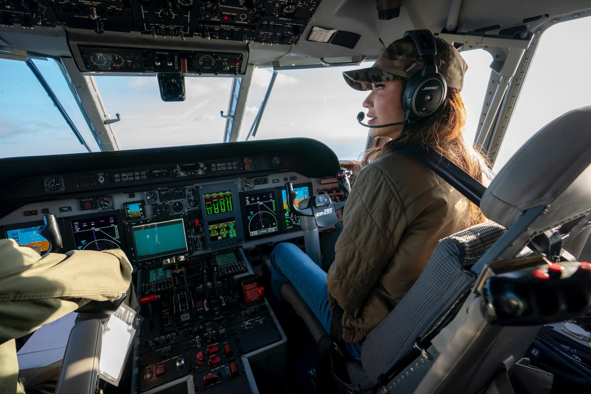 Phi công bị đuổi việc vì quên mang chăn cho Bộ trưởng An ninh nội địa Mỹ? - Ảnh 1.