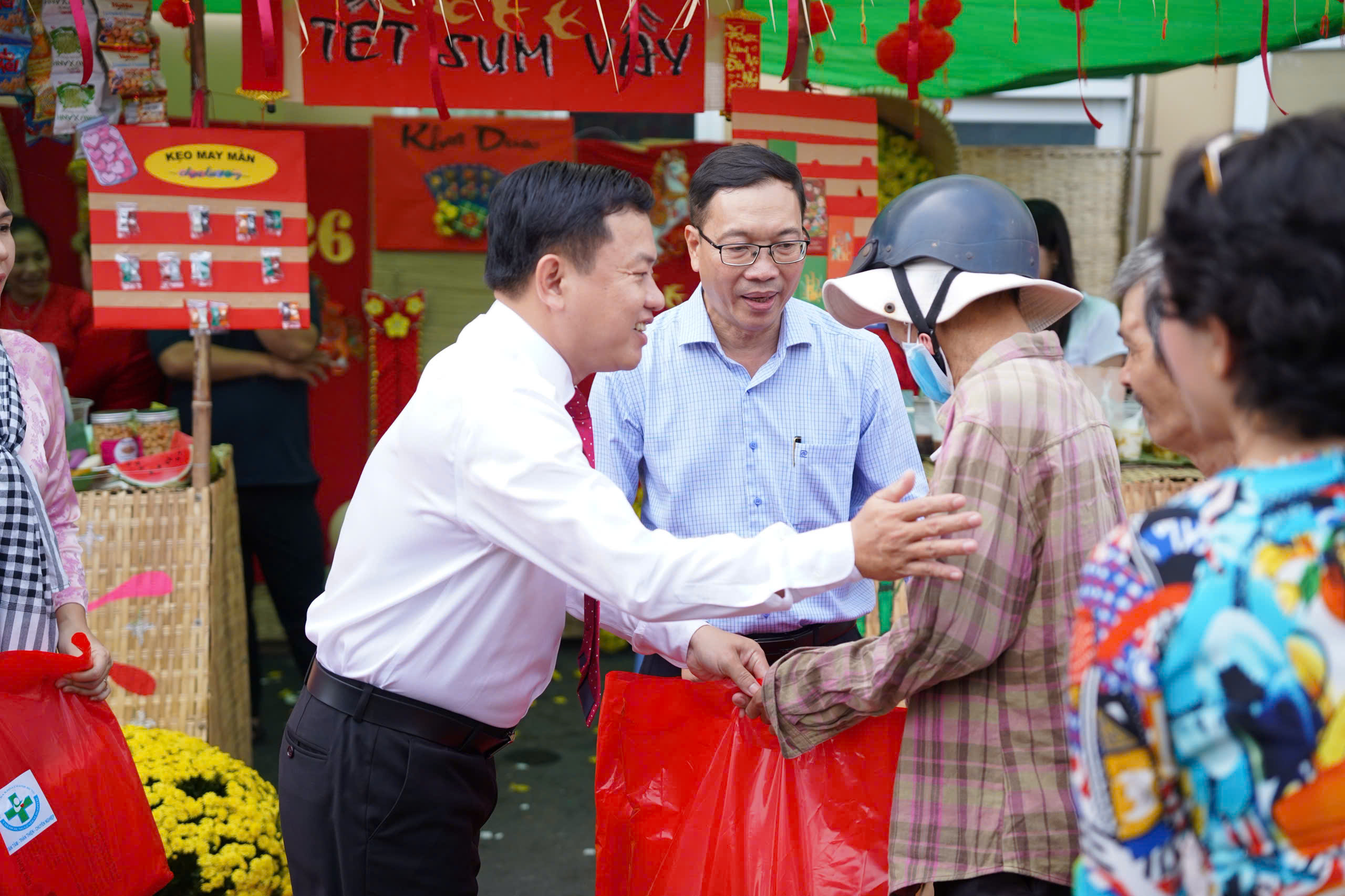 Tết ấm áp ở phương Nam: Món quà nhỏ, nghĩa tình to - Ảnh 8.