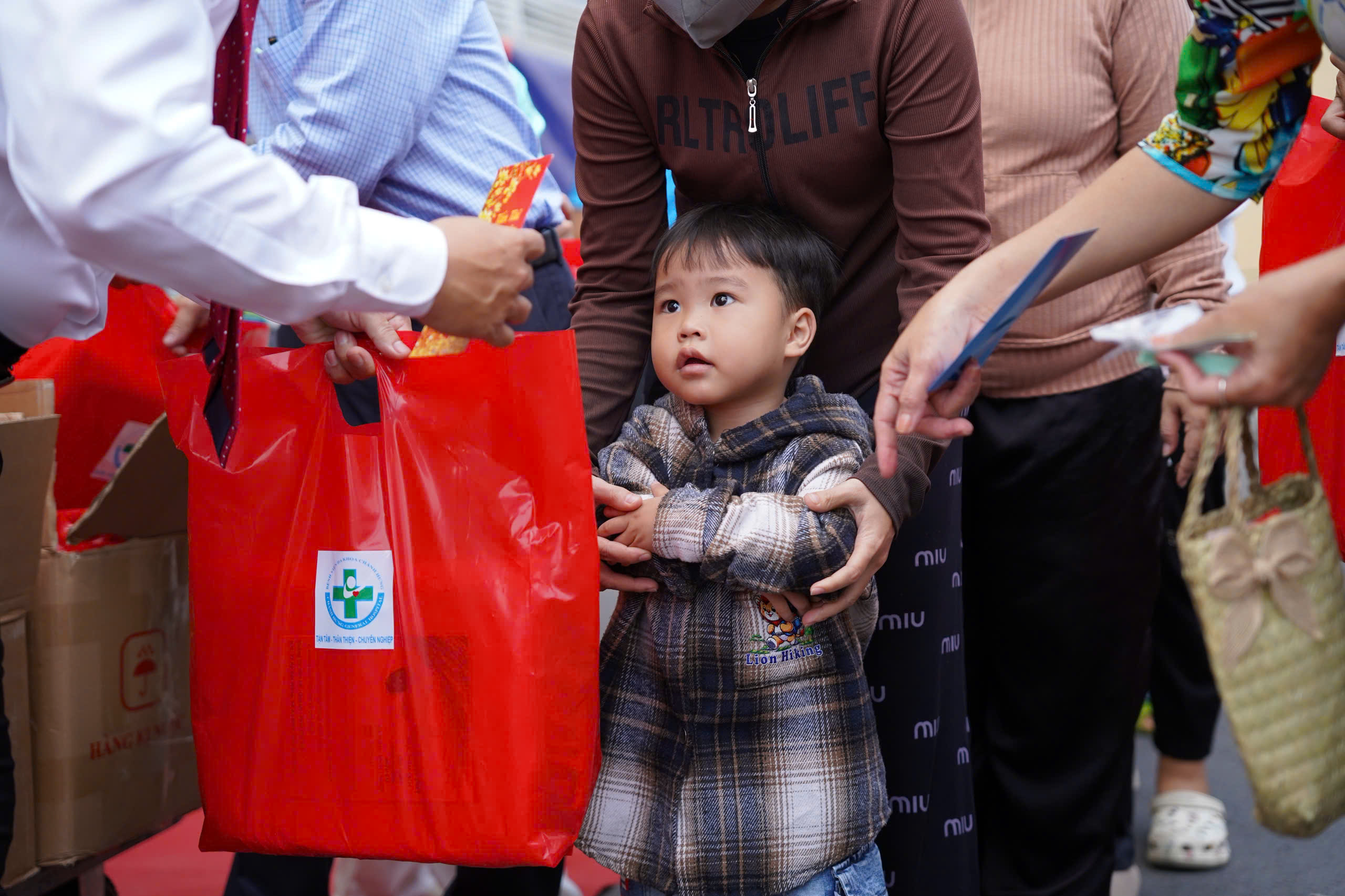 Tết ấm áp ở phương Nam: Món quà nhỏ, nghĩa tình to - Ảnh 7.