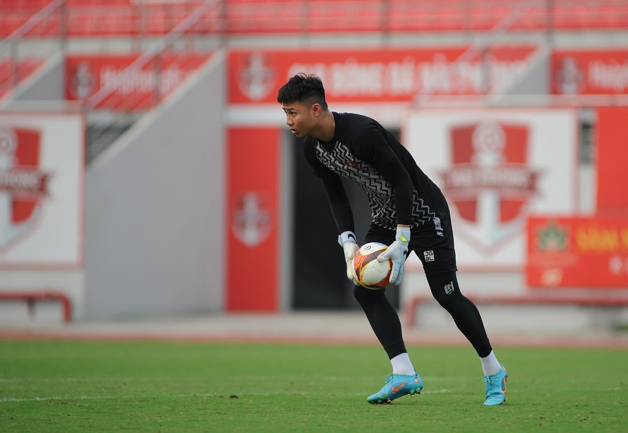 CLB Đà Nẵng bất ngờ tìm đến người hùng U.23 Việt Nam, sẽ thoát hiểm ngoạn mục?- Ảnh 3. CLB Đà Nẵng bất ngờ tìm đến người hùng U.23 Việt Nam, sẽ thoát hiểm ngoạn mục?- Ảnh 3.