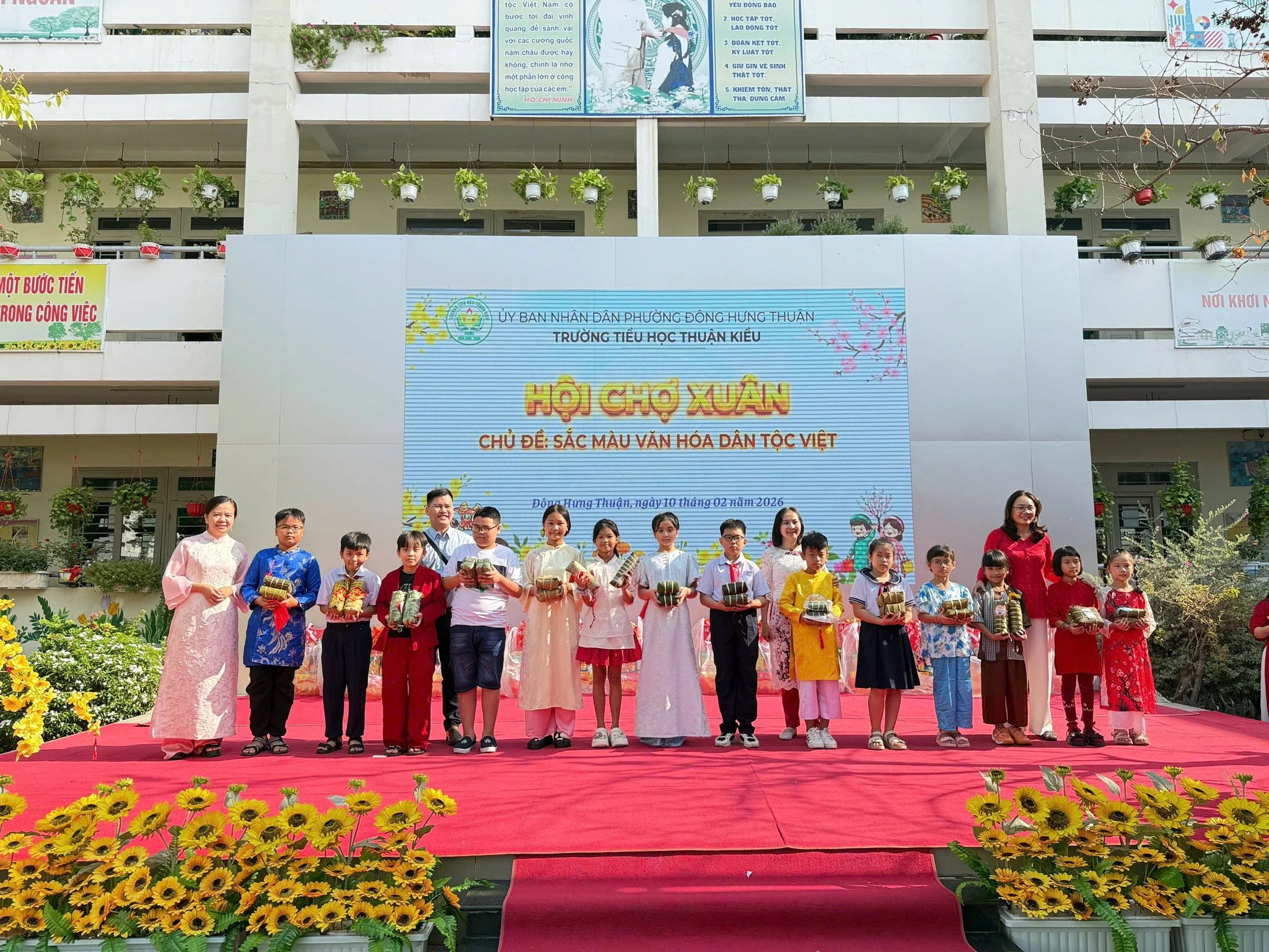 Tết ấm áp ở phương Nam: Món quà nhỏ, nghĩa tình to - Ảnh 1.