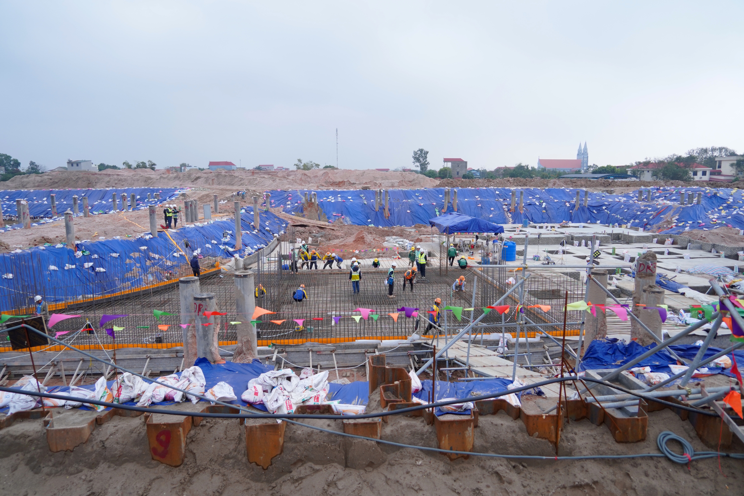 Cảnh nhộn nhịp trên đại công trường Sân bay Gia Bình những ngày cận tết - Ảnh 1.