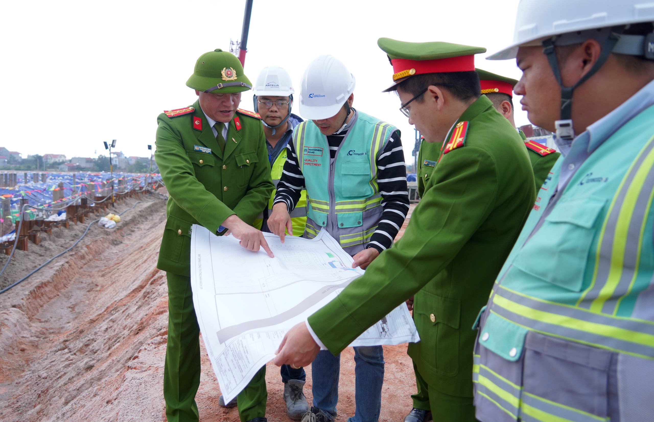 Cảnh nhộn nhịp trên đại công trường Sân bay Gia Bình những ngày cận tết - Ảnh 2.