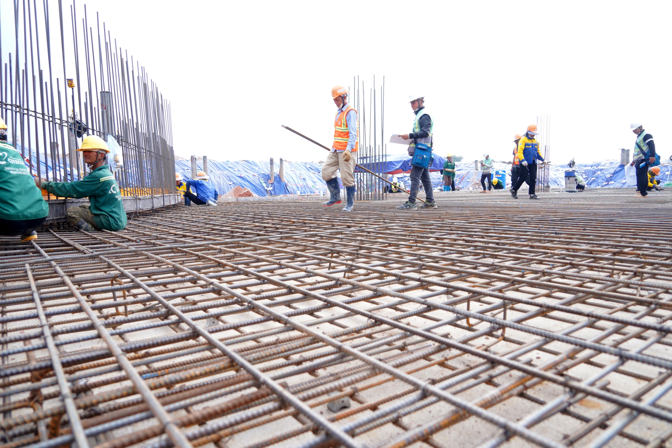 Cảnh nhộn nhịp trên đại công trường Sân bay Gia Bình những ngày cận tết - Ảnh 8.