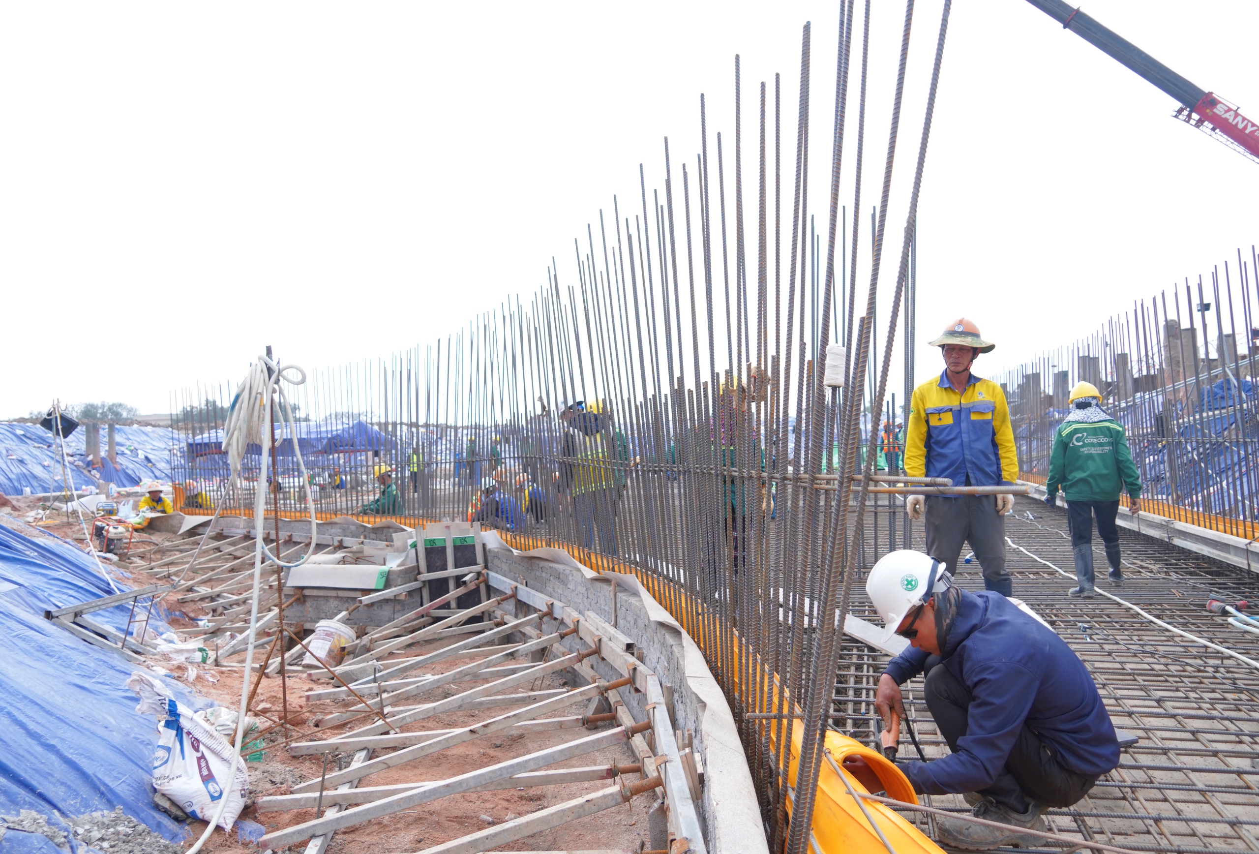 Cảnh nhộn nhịp trên đại công trường Sân bay Gia Bình những ngày cận tết - Ảnh 9.