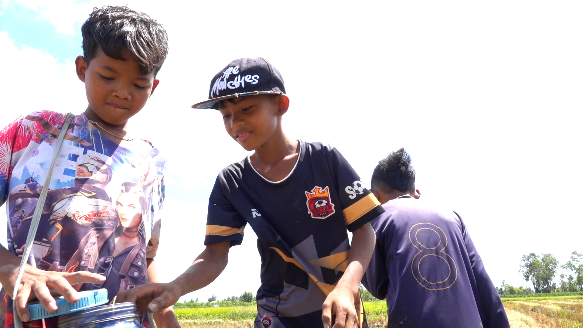 Về miền T&acirc;y m&ugrave;a gặt ST25 xem trẻ con h&aacute;o hức săn chuột đồng ăn tết - Ảnh 2.