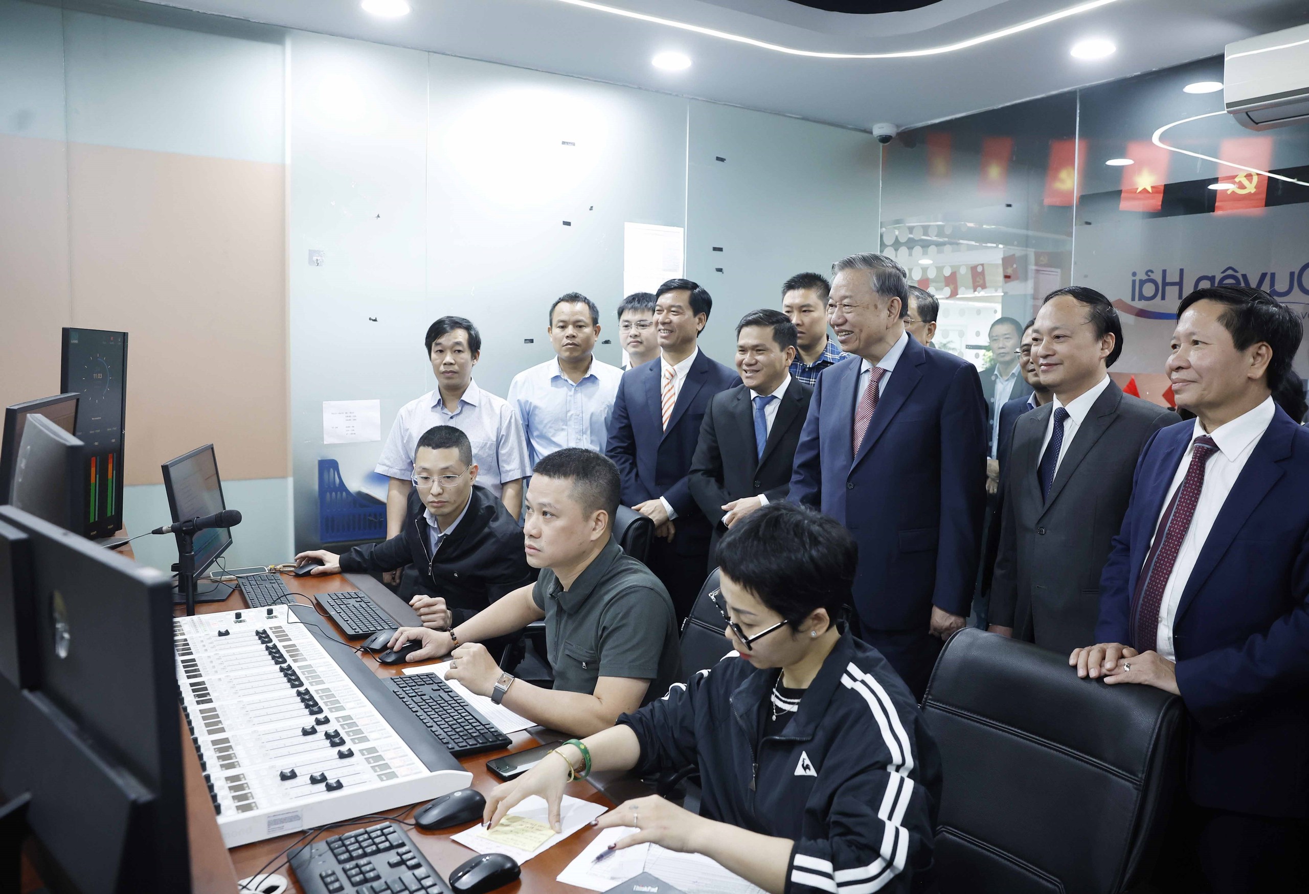 Tổng B&iacute; thư T&ocirc; L&acirc;m thăm, ch&uacute;c Tết c&aacute;n bộ, ph&oacute;ng vi&ecirc;n VTV, VOV - Ảnh 2.
