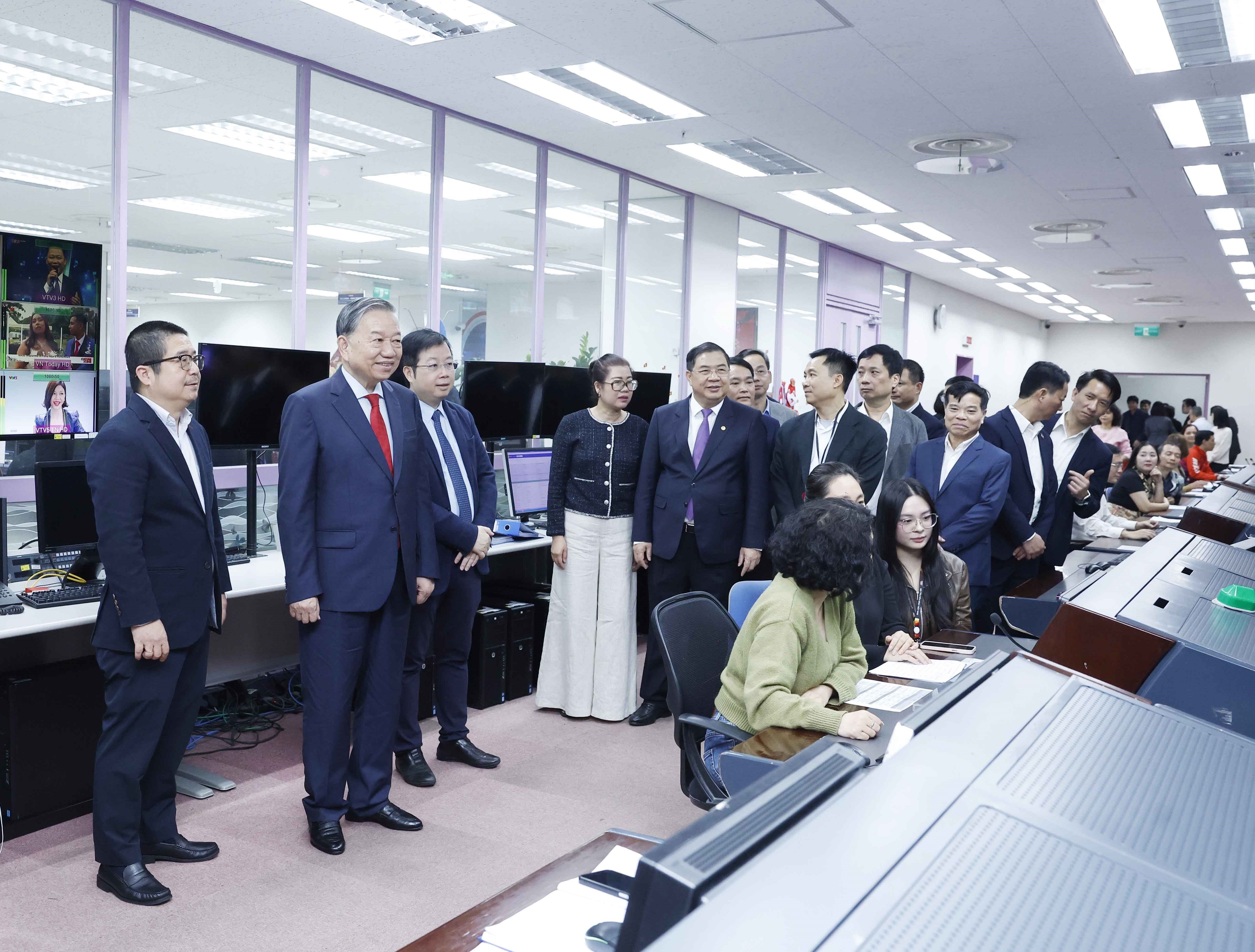 Tổng B&iacute; thư T&ocirc; L&acirc;m thăm, ch&uacute;c Tết c&aacute;n bộ, ph&oacute;ng vi&ecirc;n VTV, VOV - Ảnh 1.
