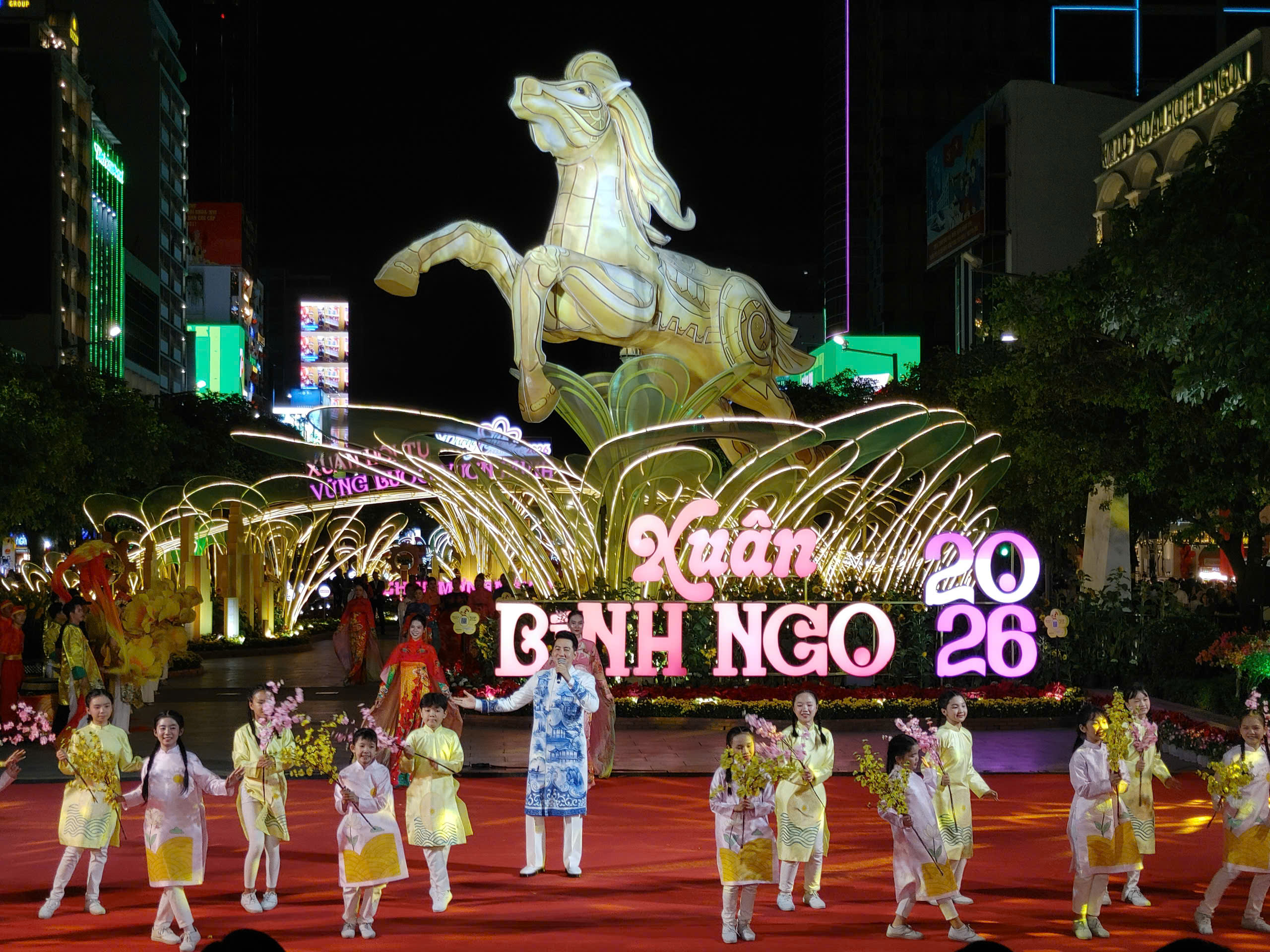 Đường hoa Nguyễn Huệ ch&iacute;nh thức khai mạc tối 28 tết- Ảnh 1.