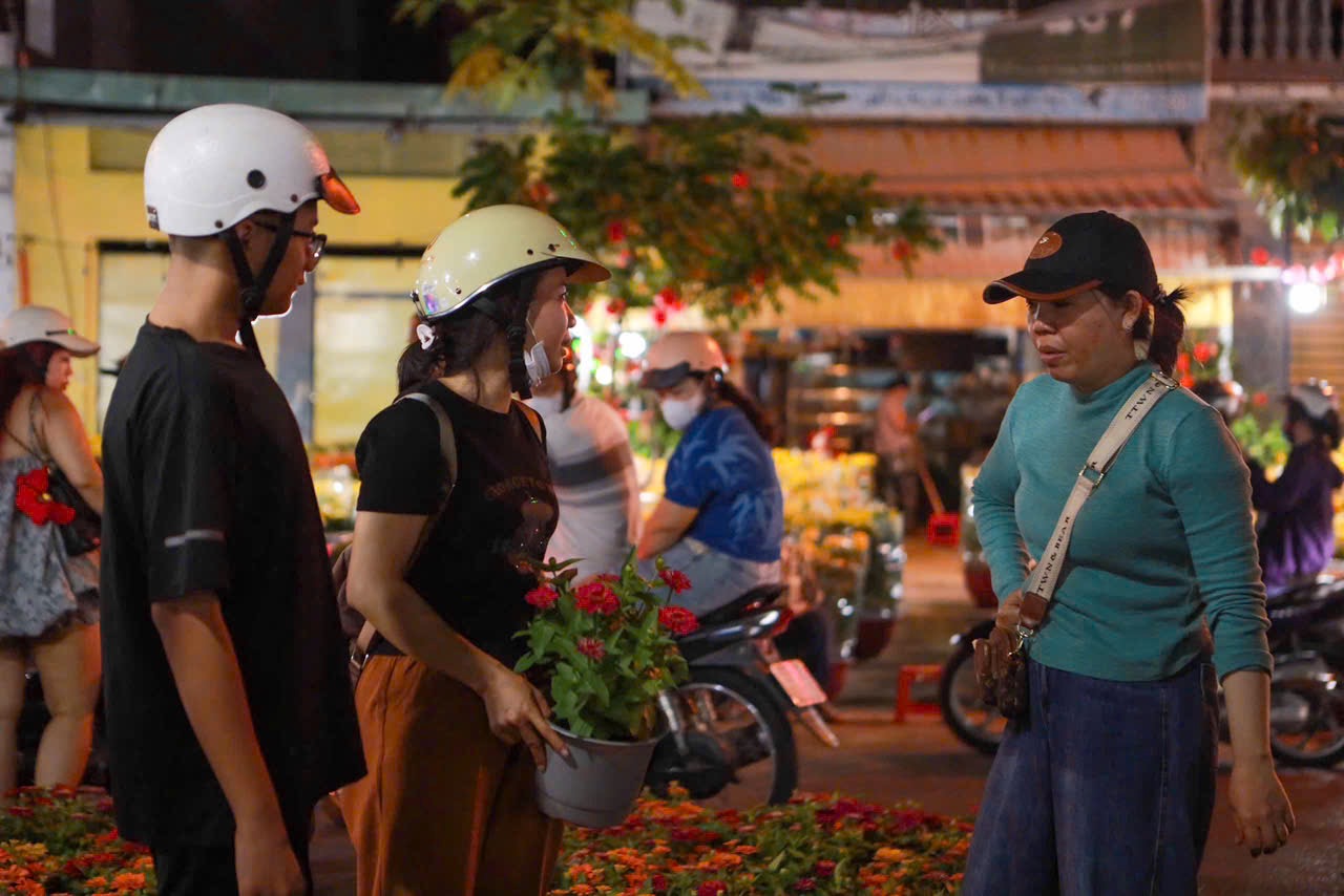 Gia đình 5 người sống 'dã chiến', đánh cược vào 10 ngày bán hoa tết - Ảnh 1.