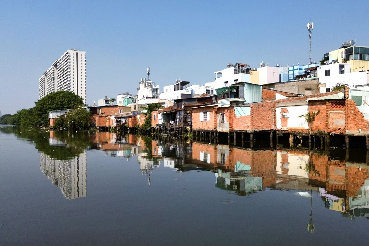 TP.HCM nh&igrave;n từ s&ocirc;ng S&agrave;i G&ograve;n: Những cuộc đời 'k&yacute; gửi' ven k&ecirc;nh- Ảnh 1.