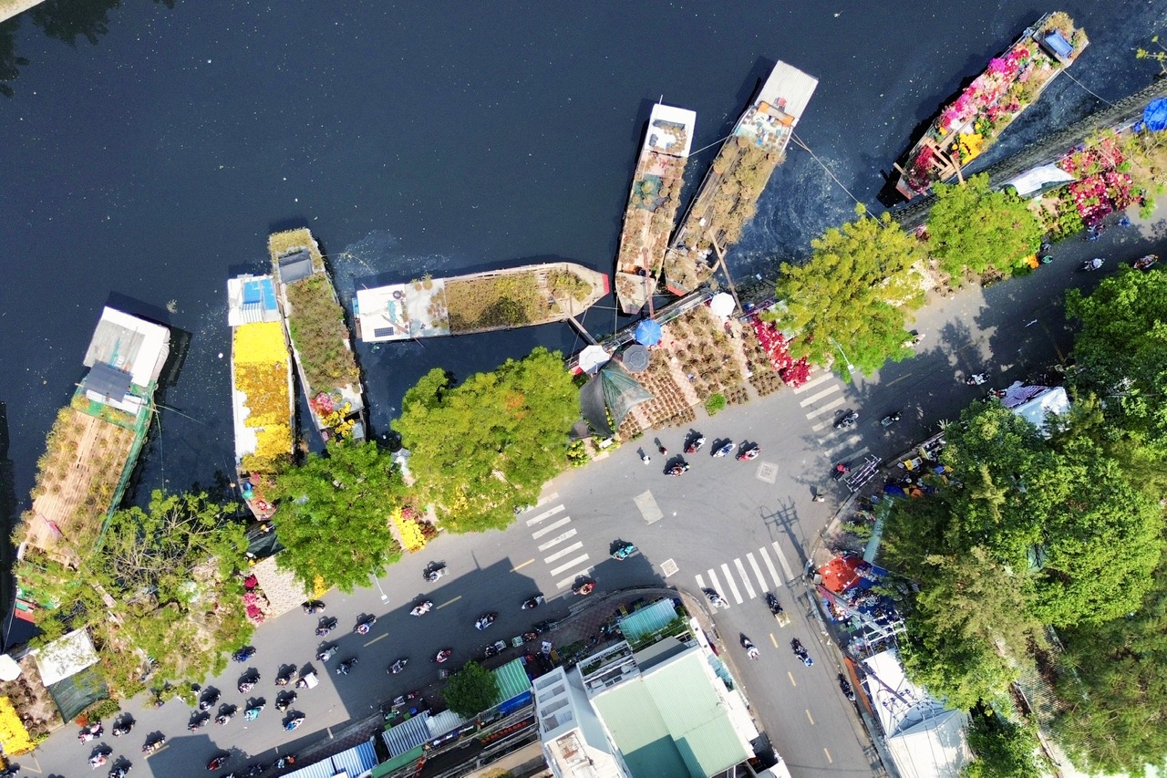 TP.HCM nhìn từ sông Sài Gòn - Kỳ 2: Bến Bình Đông 'giữ nhịp' xuân - Ảnh 1. TP.HCM nhìn từ sông Sài Gòn - Kỳ 2: Bến Bình Đông 'giữ nhịp' xuân - Ảnh 1.