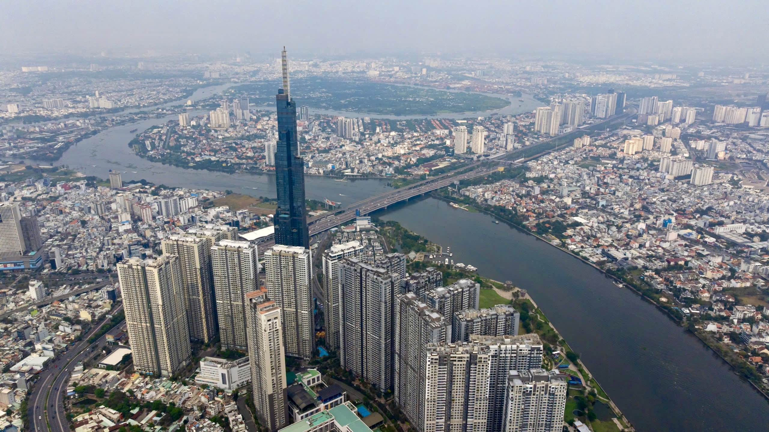 TP.HCM nh&igrave;n từ s&ocirc;ng S&agrave;i G&ograve;n - Kỳ 3: Cuộc đua của những t&ograve;a th&aacute;p chọc trời- Ảnh 1.