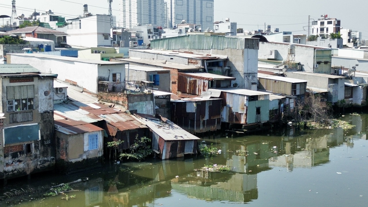 TP.HCM nh&igrave;n từ s&ocirc;ng S&agrave;i G&ograve;n: Những cuộc đời 'k&yacute; gửi' ven k&ecirc;nh- Ảnh 2.