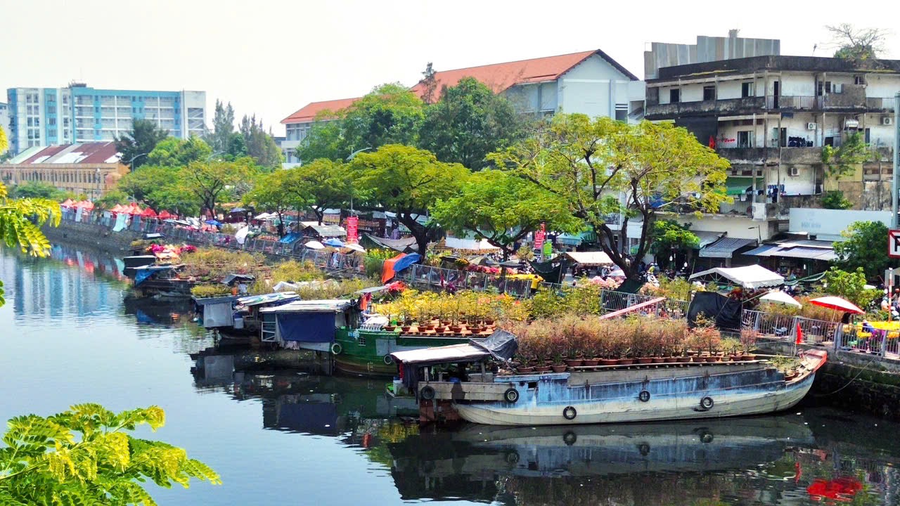 TP.HCM nhìn từ sông Sài Gòn - Kỳ 2: Bến Bình Đông 'giữ nhịp' xuân - Ảnh 2. TP.HCM nhìn từ sông Sài Gòn - Kỳ 2: Bến Bình Đông 'giữ nhịp' xuân - Ảnh 2.