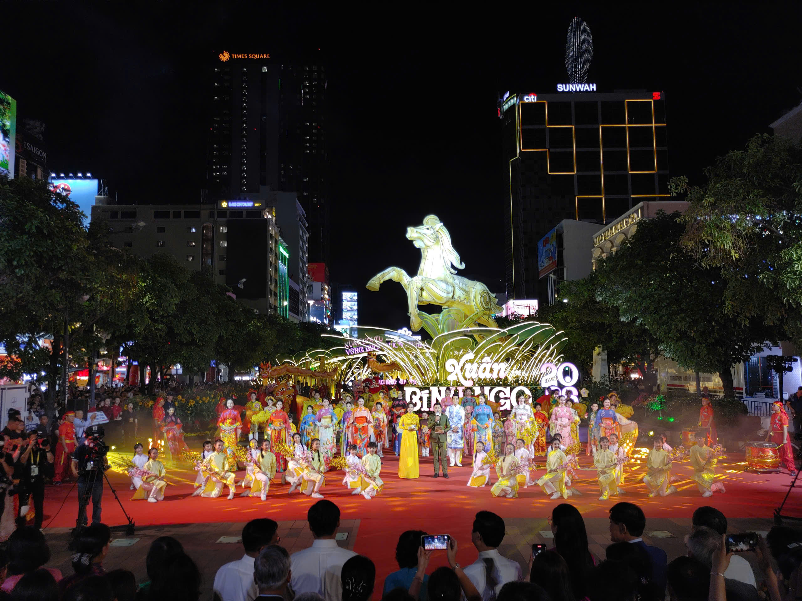 Đường hoa Nguyễn Huệ ch&iacute;nh thức khai mạc tối 28 tết- Ảnh 3.