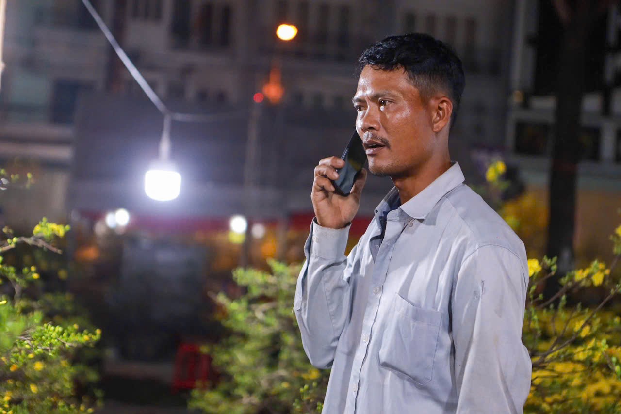 28 Tết: Anh Tuấn Ôm 110 chậu mai vàng chờ khách giữa phố thị TP . HCM - Ảnh 3. 28 Tết: Anh Tuấn Ôm 110 chậu mai vàng chờ khách giữa phố thị TP . HCM - Ảnh 3.