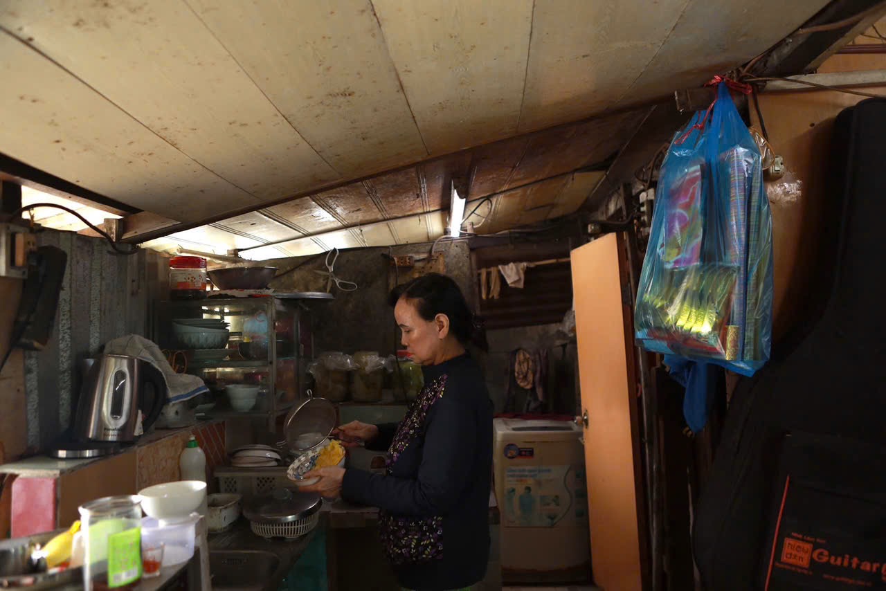 TP.HCM nh&igrave;n từ s&ocirc;ng S&agrave;i G&ograve;n: Những cuộc đời 'k&yacute; gửi' ven k&ecirc;nh- Ảnh 4.