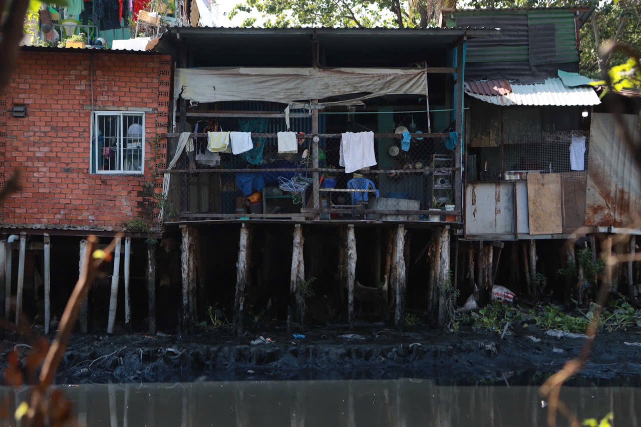 TP.HCM nh&igrave;n từ s&ocirc;ng S&agrave;i G&ograve;n: Những cuộc đời 'k&yacute; gửi' ven k&ecirc;nh- Ảnh 6.