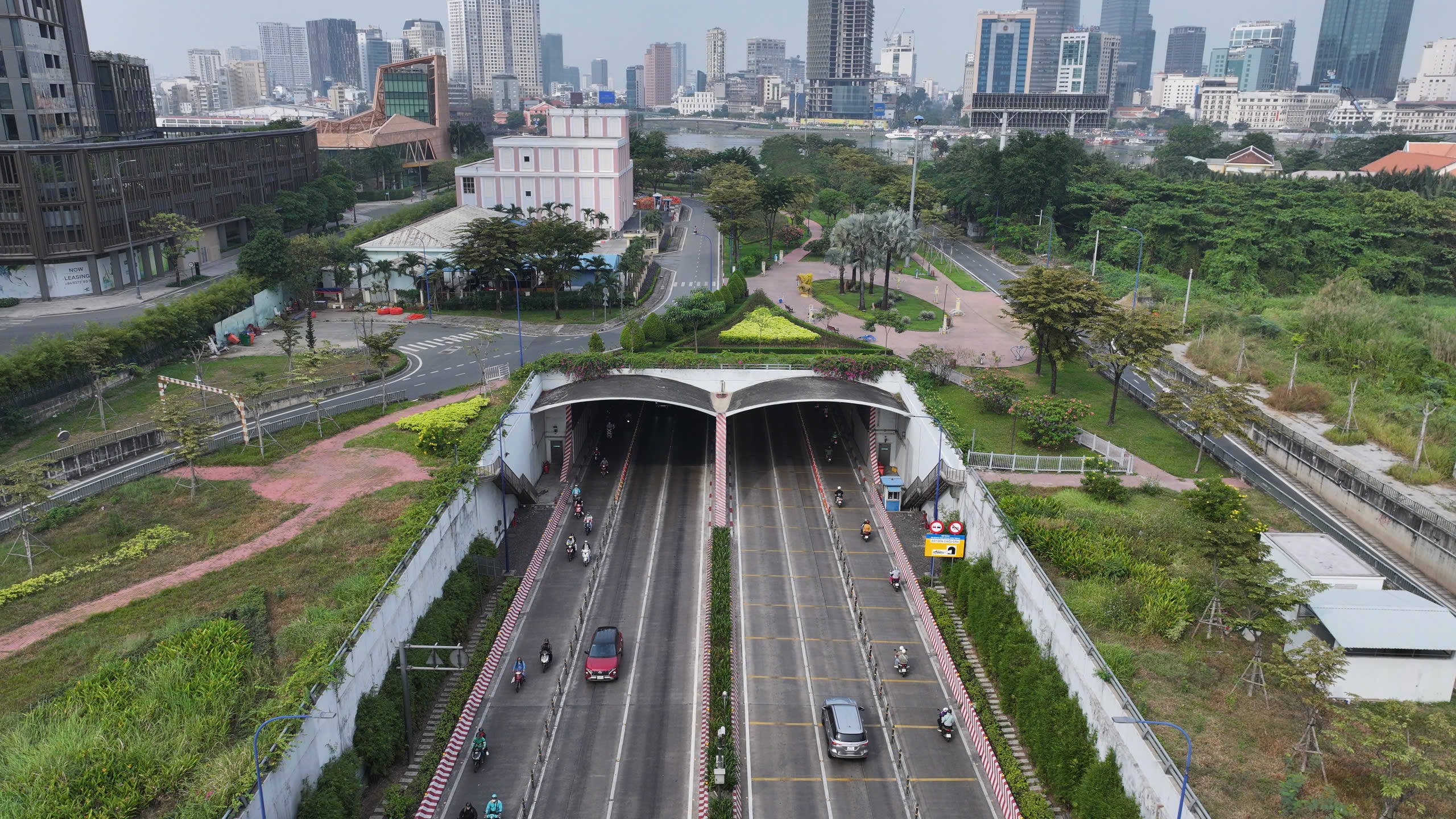 TP.HCM nh&igrave;n từ s&ocirc;ng S&agrave;i G&ograve;n - Kỳ 3: Cuộc đua của những t&ograve;a th&aacute;p chọc trời- Ảnh 7.