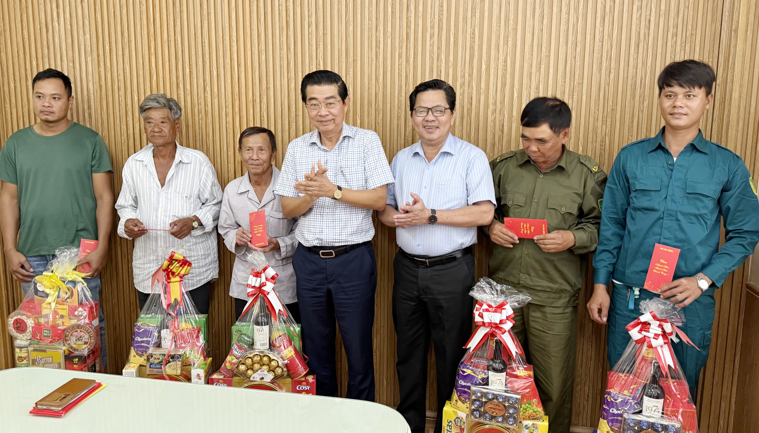 Phó trưởng Ban Nội chính T.Ư Võ Văn Dũng tặng quà Tết tại Cà Mau - Ảnh 2.