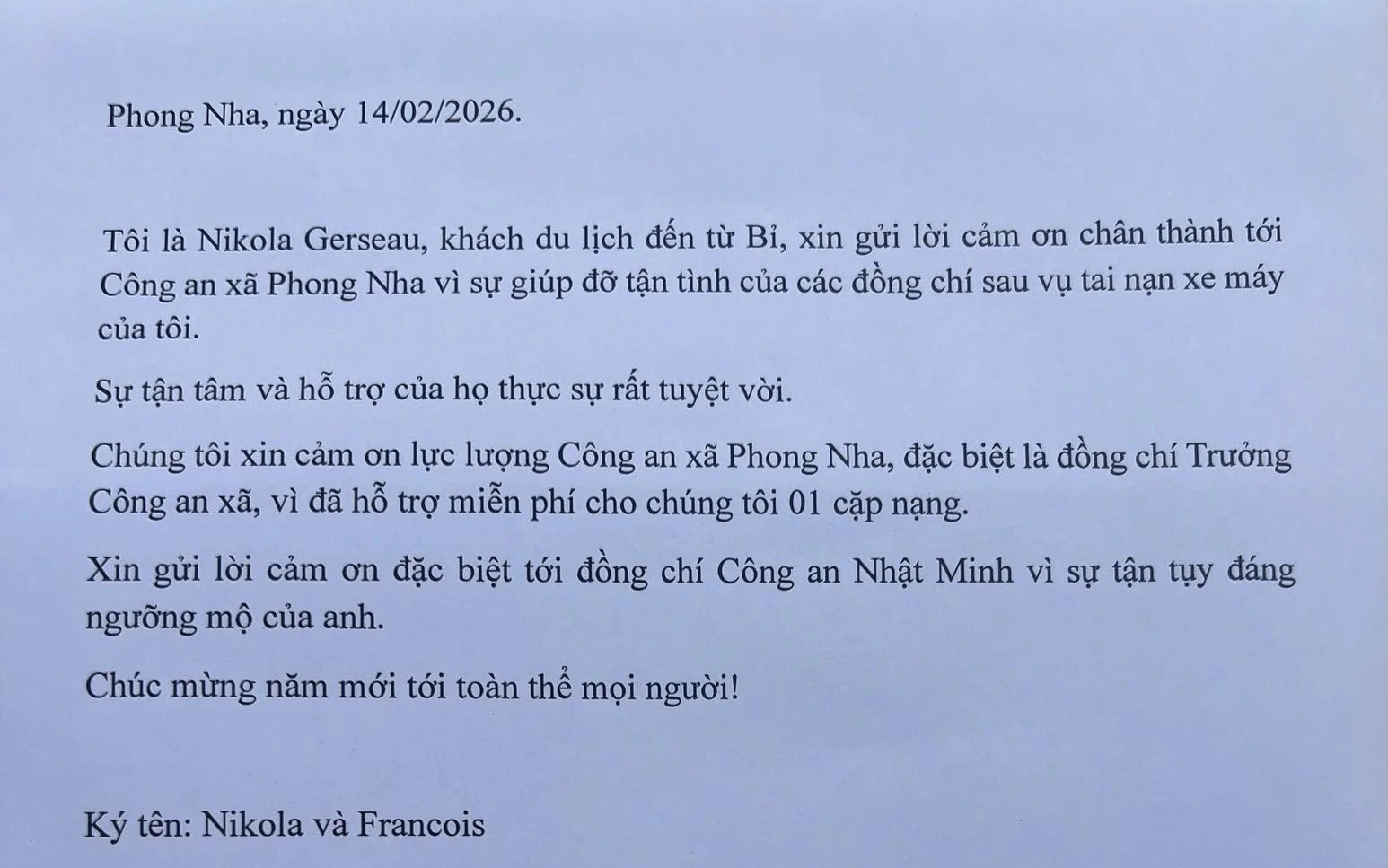 Quảng Trị: Hai du khách người Bỉ ngã xe, được chiến sĩ công an sơ cứu- Ảnh 2. Quảng Trị: Hai du khách người Bỉ ngã xe, được chiến sĩ công an sơ cứu- Ảnh 2.