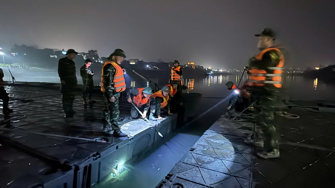 Đại tướng Phan Văn Giang động viên lực lượng bắc cầu phao qua sông Lô ngày 28 tết- Ảnh 1.