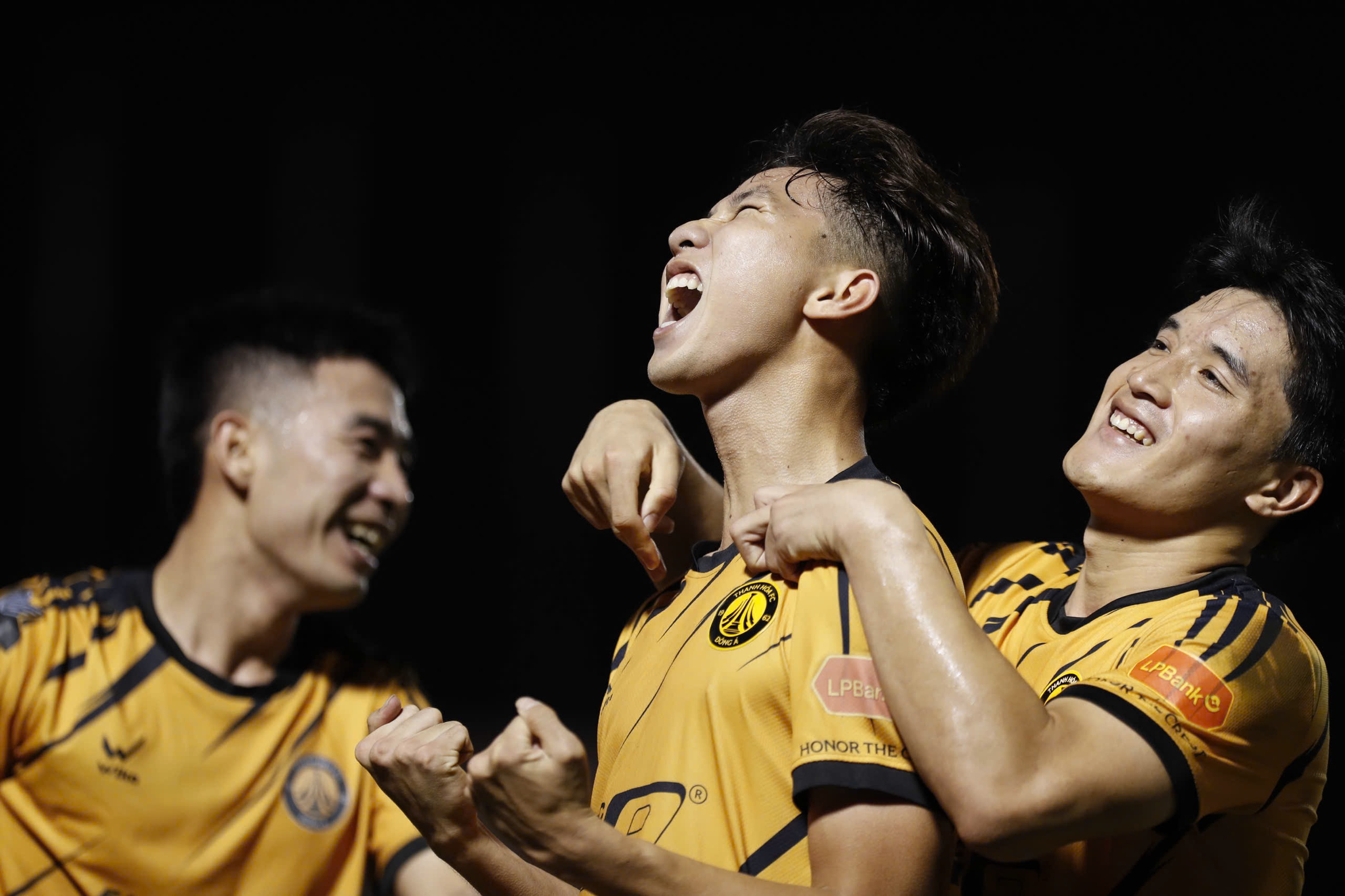 Cầu thủ CLB Thanh Hóa nhận lương sát giờ sang năm mới, tặc lưỡi 'qua tết rồi tính...!'- Ảnh 1.