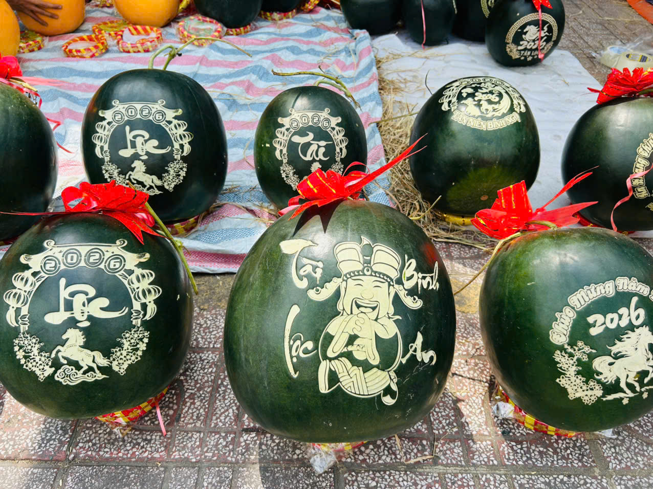 28 tết, dưa hấu chưng bàn thờ tăng giá gấp đôi, gấp ba- Ảnh 2. 28 tết, dưa hấu chưng bàn thờ tăng giá gấp đôi, gấp ba- Ảnh 2.