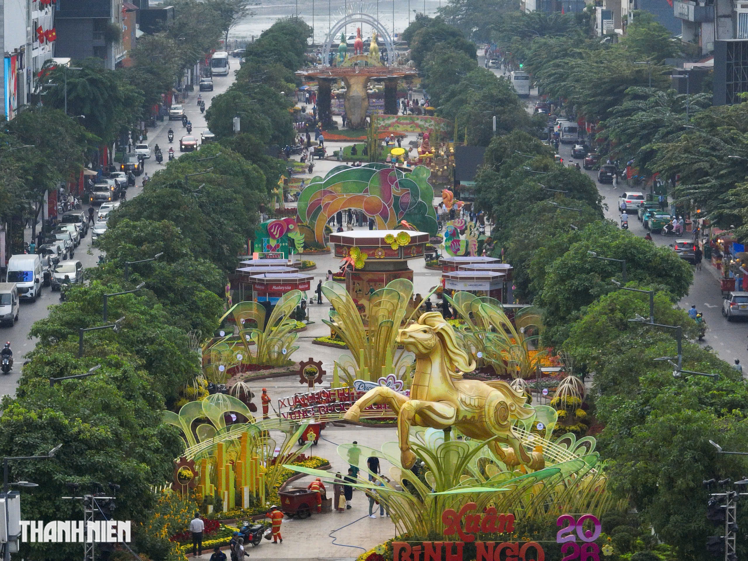 Nh&igrave;n từ tr&ecirc;n cao, đường hoa Nguyễn Huệ rực rỡ trước giờ khai mạc - Ảnh 2.