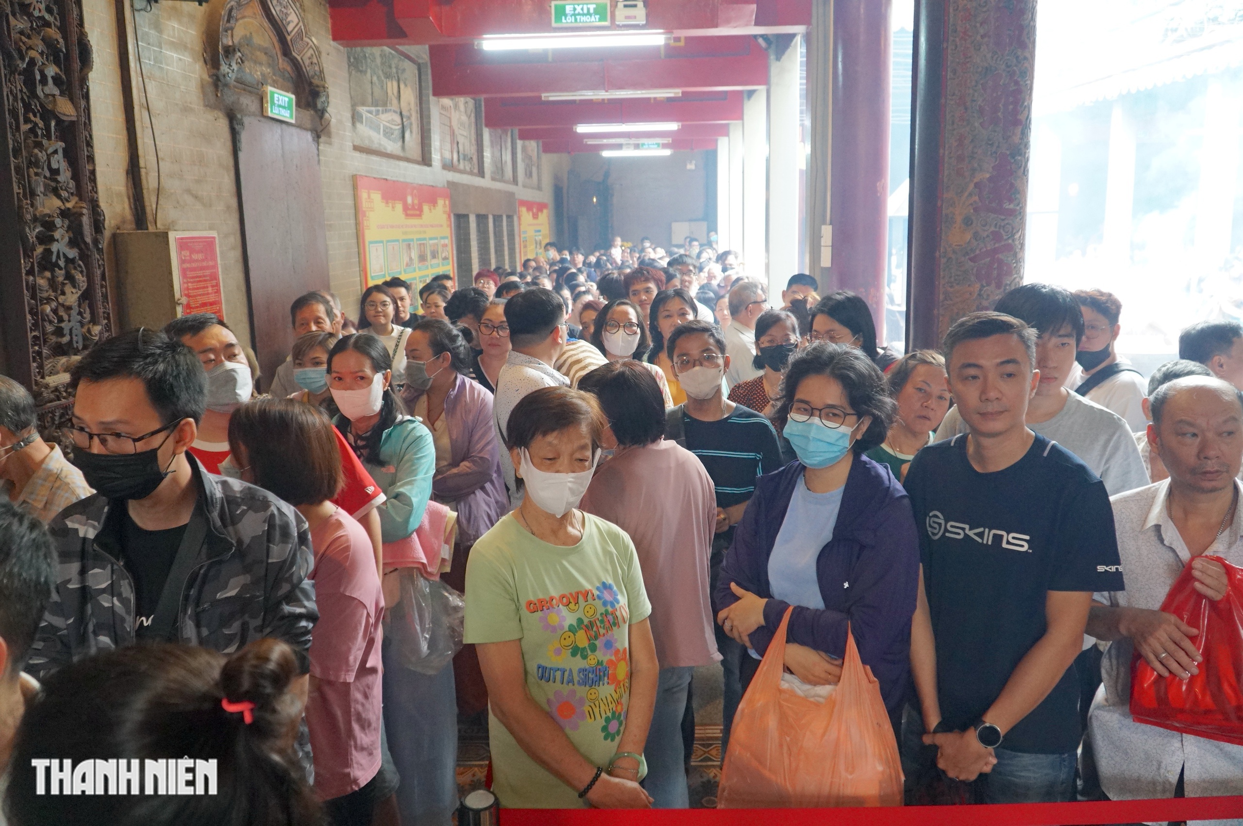 Hàng ngàn người đến chùa Bà Thiên Hậu ở Chợ Lớn xin ấn ngày tất niên - Ảnh 1.